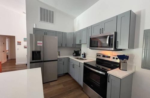 Bradenton House | Luxe 6BR Sleeps 21 Tropical Villa: Heated Poolside Movies, Hot Tub