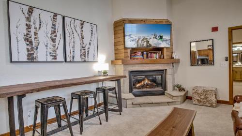 Four O'Clock Apartment | Luxe by the Lift