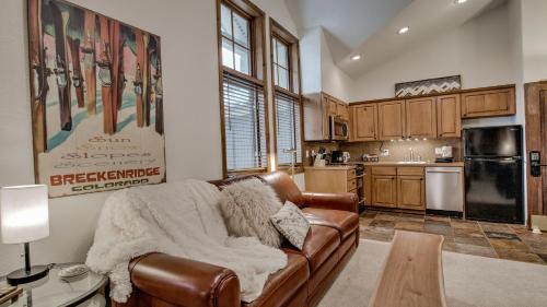 Four O'Clock Apartment | Luxe by the Lift