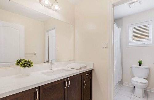 Bradford House | Luxe and cozy 4 bedroom house with all amenities for your stay