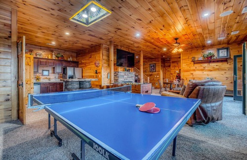 Mineral Bluff House | Luxe Cabin | Hot Tub, Deck, Views, Near Blue Ridge