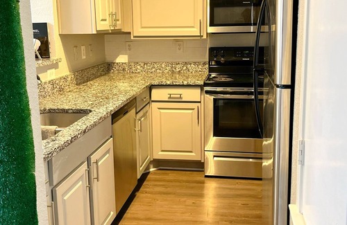 Hollow Hills House | Luxe "Designer" Inspired Townhome