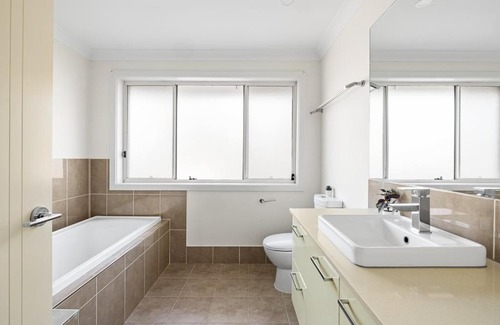 Panania House | Luxe Double Room in Panania - Nearby Stations & Shops - Shared Bathroom