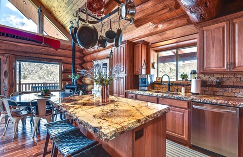 Hanna Cabin | Luxe Family Cabin w/ Deck: Walk to Duchesne River!