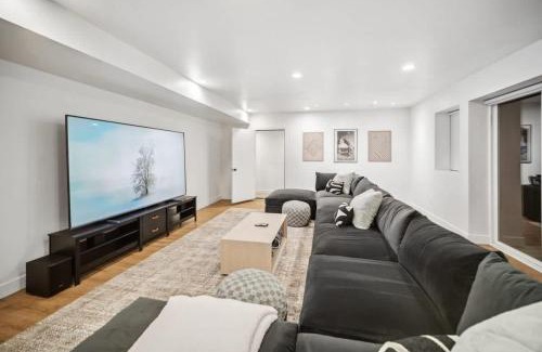 Lindon House | Luxe Family Retreat with Private Pickleball a Large Swim Spa indoor Movie Theatre 2 Outdoor Firepits a Home Gym and more