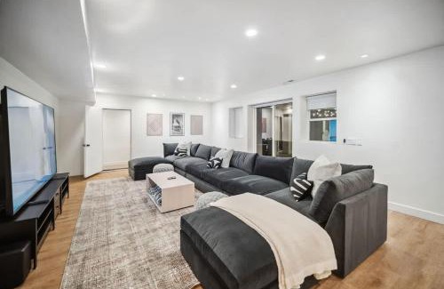 Lindon House | Luxe Family Retreat with Private Pickleball a Large Swim Spa indoor Movie Theatre 2 Outdoor Firepits a Home Gym and more