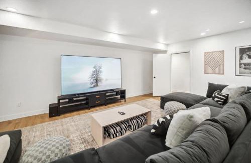 Lindon House | Luxe Family Retreat with Private Pickleball a Large Swim Spa indoor Movie Theatre 2 Outdoor Firepits a Home Gym and more
