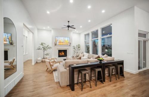 Lindon House | Luxe Family Retreat with Private Pickleball a Large Swim Spa indoor Movie Theatre 2 Outdoor Firepits a Home Gym and more