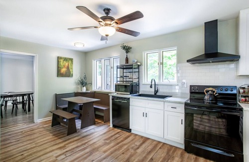Kodak House | Luxe Forest Escape w/Hot Tub, Volleyball, Cornhole & Kayak