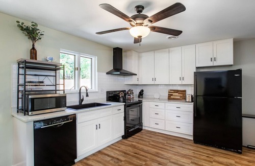 Kodak House | Luxe Forest Escape w/Hot Tub, Volleyball, Cornhole & Kayak