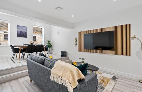 Swindon Apartment | Luxe Haven - 2 min from Station - Free Parking - Courtyard