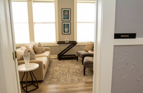 Jackson Apartment | Luxe historic downtown 1-bedroom corporate apartment with WiFi, fitness room
