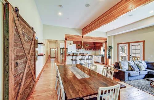 Skykomish Cabin | Luxe historic lodge w/spa in heart of Cascades