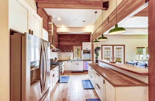 Skykomish Cabin | Luxe historic lodge w/spa in heart of Cascades