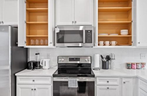 Charlotte House | Luxe King 3BR Townhouse Mins to Dwtn CLT