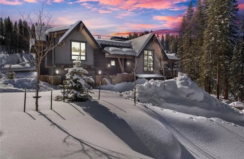 Breckenridge Ski Chalet | Luxe Mountain Chalet on the Blue River near Main