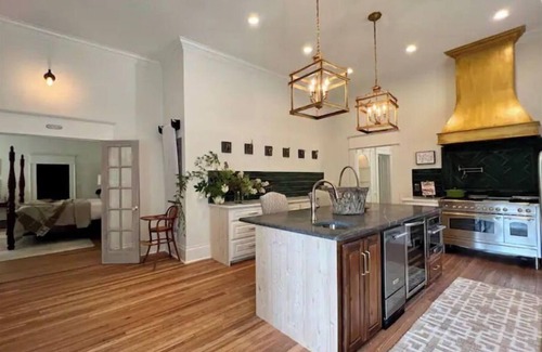 Tupelo House | LUXE Remodel Historic 1 BR in PERFECT location