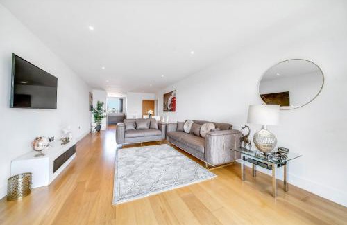 Evelyn Apartment | Luxe Riverside 3 Bed, 2 Bath En-Suite, Balcony views with Great Transport Links in London - Perfect for long stays