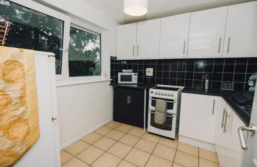 Luton Apartment | Luxe Spacious & Central 2Bed Luton Apartment - Free Parking - Free Wi-Fi - Near LTN Airport & L&D Hospital