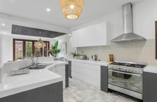 Thirroul House | Luxe Thirroul Home, Pool Spa Home Theatre