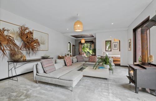 Thirroul House | Luxe Thirroul Home, Pool Spa Home Theatre