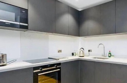 Tower Hill Apartment | LUXE TOWER