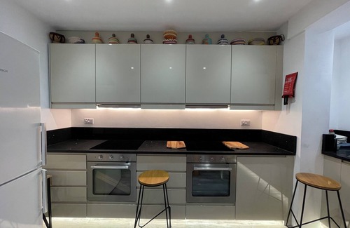 North Greenford House | Luxe Villa with 6 En-suite Bedrooms in West London - Wembley Stadium 5KM