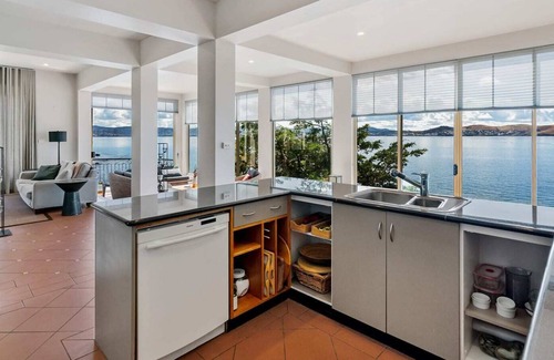 Sandy Bay House | Luxe waterfront sanctuary and awe-inspiring views