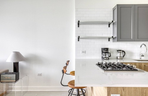 West Loop Apartment | Luxe West Loop Studio w/Gym, Pool, Coworking, walk to UIC, by Blueground