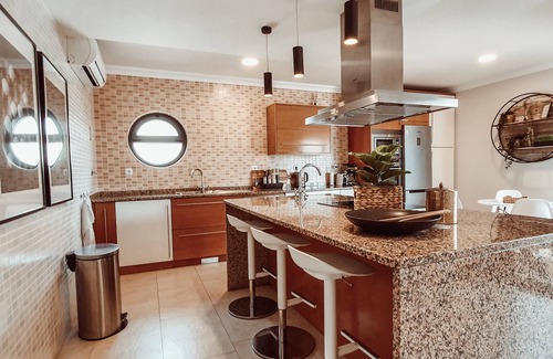 Porto de Mos Villa | Luxorious 3 bedroom villa with ensuite bathrooms overlooking Porto de Mós beach