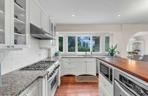 Hollyburn Apartment | Luxuary Stay in West Vancouver