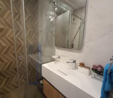 Tunis Apartment | luxueux appartement avec une piscine jacuzzi et salle de sport