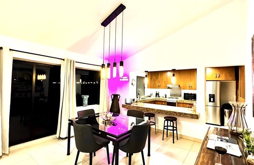 San Antonio Tlayacapan House | Luxurious 2 Bedroom Ajijic Home - Bikes - Huge Patio - Gym - Pickleball Court