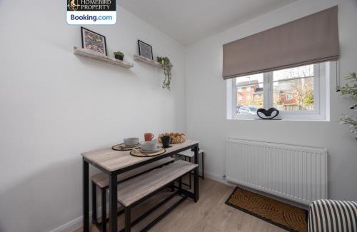 Leeds House | Luxuriou 5 Bedroom House By Homebird Property Management Short Lets & Serviced Accommodation Leeds With Private Parking & Free WiFi