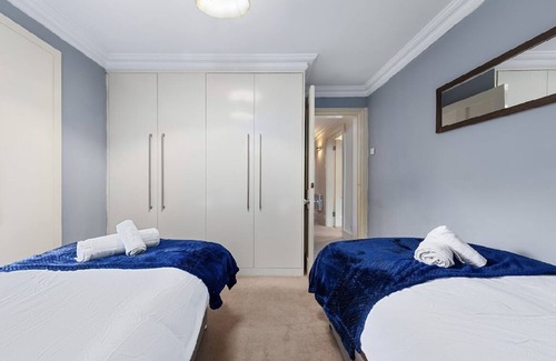 East Molesey Apartment | Luxurious 1Bed Flat Near Hampton Court Palace w/Netflix