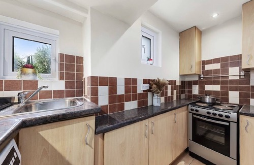 East Molesey Apartment | Luxurious 1Bed Flat Near Hampton Court Palace w/Netflix