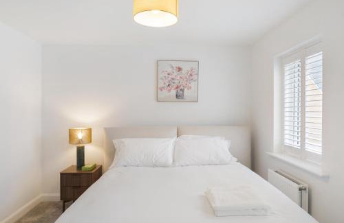 Dartford House | Luxurious 2 Bed near Dartford Station with study