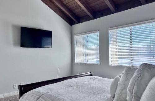 Hermosa Village House | Luxurious 2 Bedroom Condo Shortest Walk To Disney