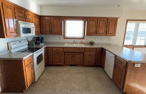 De Pere Condo | Luxurious 3-bedroom- 3 bath, short drive to Lambeau- De Pere.