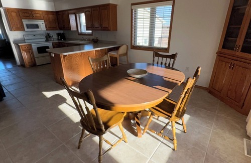 De Pere Condo | Luxurious 3-bedroom- 3 bath, short drive to Lambeau- De Pere.