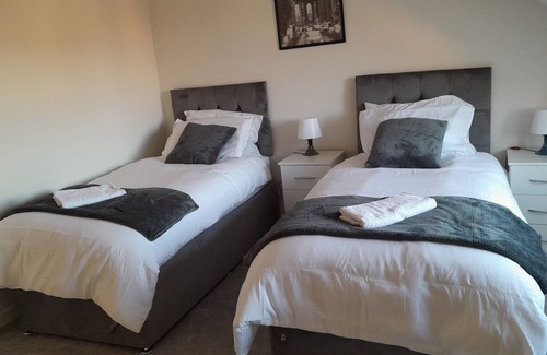 Huyton House | Luxurious 3 Bedroom for Contractors and Holiday With Free Wifi and Parking