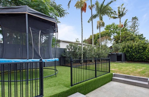 Benowa House | Luxurious 4 Bedroom Family Home with pool