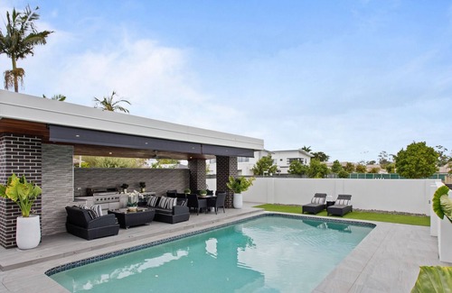 Benowa House | Luxurious 4 Bedroom Family Home with pool