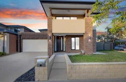 Truganina House | Luxurious 4 Bedroom Home in Prime Location