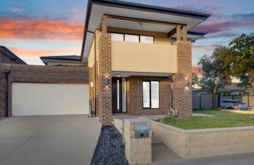 Truganina House | Luxurious 4 Bedroom Home in Prime Location