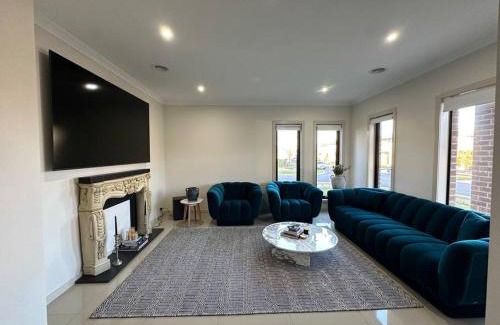 Truganina House | Luxurious 4 Bedroom Home in Prime Location