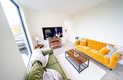 Leeds House | Luxurious 4-Bedroom Penthouse: 15 Mins to City Centre, Secure Parking