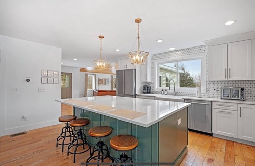 Campton House | Luxurious 5BR w/Hot Tub, Close to Loon Mountain