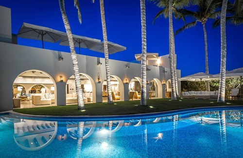 Buzzards Villa | Luxurious 7 BR Beachfront Casa Oliver w/WiFi, Pool, Home Theatre, Gym + More!