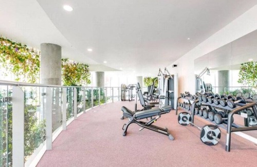 Nine Elms Apartment | Luxurious apartment central london with magnificent 360 degree views of london.